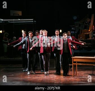 l-r: Ross Anderson (Rudge), will Featherstone (Cripps), Edward Judge (Timms), Edwin Thomas (Irwin), Tom Rhys Harries (Dakin), Rege-Jean Page (Crowther), Oliver Coopersmith (Posner), Nav Sidhu (Akthar) in THE HISTORY BOYS von Alan Bennett im Crucible Theatre, Sheffield, England 22/05/2013 Design: Michael Lamford Lurst Stockfoto