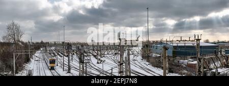 SOUTHEND-ON-SEA, ESSEX, Großbritannien - 10. FEBRUAR 2021: Panoramablick auf die Schiebeschienenführung auf der Linie C2C im Winter mit Schnee auf dem Boden Stockfoto