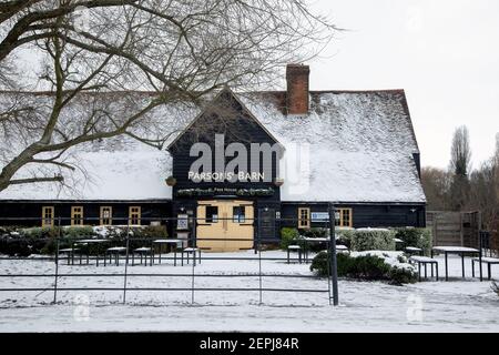 SOUTHEND-ON-SEA, ESSEX, Großbritannien - 10. FEBRUAR 2021: Parsons Scheune Pub in Shoebury im Winter mit Schnee auf dem Boden Stockfoto