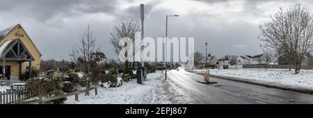 SOUTHEND-ON-SEA, ESSEX, Großbritannien - 10. FEBRUAR 2021: Panoramablick nach Süden auf der North Shoebury Road (A13) mit dem Meadowlark Pub auf der linken Seite Stockfoto