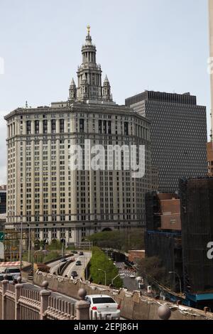 NEW YORK, NY, USA - 27. APRIL 2011: Blick auf die Skyline von New York von der Brooklyn Bridge Stockfoto