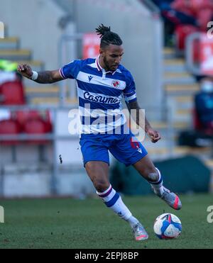 Rotherham, Yorkshire, Großbritannien. 27th Februar 2021; AESSEAL New York Stadium, Rotherham, Yorkshire, England; Englisch Football League Championship Football, Rotherham United gegen Reading; Liam Moore von Reading auf dem Ball Kredit: Action Plus Sports Images/Alamy Live News Stockfoto