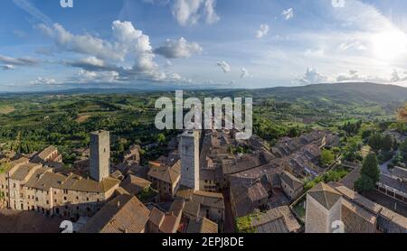 Typische Landschaft mit sanften Hügeln und Weinbergen rund um San Gimignano Stadt, ein Wahrzeichen in der Weinregion berühmt für seine vielen Steintürme und Churc Stockfoto