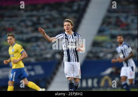 West Bromwich, Großbritannien. Februar 2021, 27th. Conor Gallagher #18 von West Bromwich Albion gibt Anweisungen in West Bromwich, UK am 2/27/2021. (Foto von Richard Long/News Images/Sipa USA) Quelle: SIPA USA/Alamy Live News Stockfoto