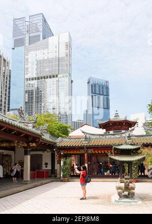 Ein Gläubiger betet im zentralen Innenhof des chinesischen Tempels Thian Hock Tien, inmitten moderner Wohngebäude im Viertel Chinatown, zentral gelegen Stockfoto