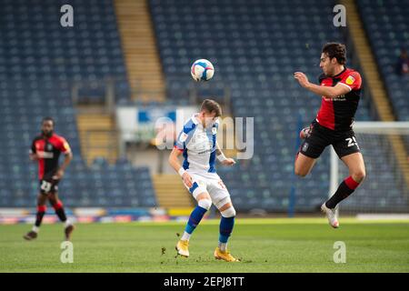 BLACKBURN, ENGLAND. FEB 27th Matthew James von Coventry City schnippt es gegen Barry Douglas von Blackburn Rovers während des Sky Bet Championship-Spiels zwischen Blackburn Rovers und Coventry City im Ewood Park, Blackburn am Samstag, 27th. Februar 2021. (Kredit: Pat Scaasi - MI Nachrichten) Kredit: MI Nachrichten & Sport /Alamy Live Nachrichten Stockfoto