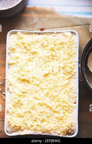 Hausgemachte Lasagne mit Bolognese und Bechamelsauce. Stockfoto