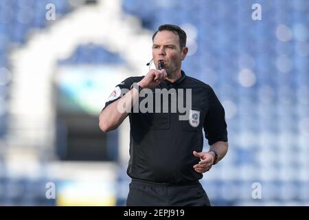 Preston, Großbritannien. Februar 2021, 27th. Schiedsrichter James Linington pfeift am 2/27/2021 in Preston, UK. (Foto von Simon Whitehead/News Images/Sipa USA) Quelle: SIPA USA/Alamy Live News Stockfoto