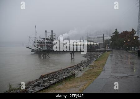 Das historische Dampfschiff Natchez im Nebel auf dem Mississippi River in New Orleans, Louisiana, ist eine beliebte Touristenattraktion. Stockfoto