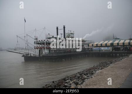 Das historische Dampfschiff Natchez im Nebel auf dem Mississippi River in New Orleans, Louisiana, ist eine beliebte Touristenattraktion. Stockfoto