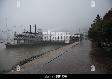 Das historische Dampfschiff Natchez im Nebel auf dem Mississippi River in New Orleans, Louisiana, ist eine beliebte Touristenattraktion. Stockfoto