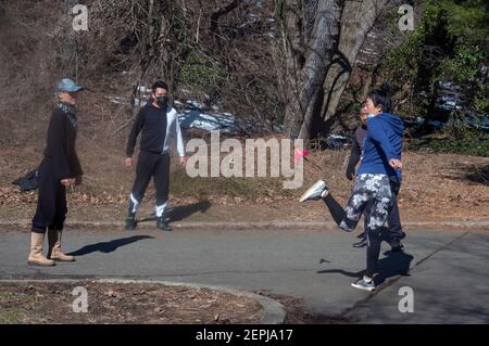 4 chinesisch-amerikanische New Yorker spielen Jianzi, ein Spiel, bei dem das Ziel ist, den schwer gewichteten Federball in der Luft zu halten. In Flushing, Queens, NYC. Stockfoto