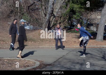 4 chinesisch-amerikanische New Yorker spielen Jianzi, ein Spiel, bei dem das Ziel ist, den schwer gewichteten Federball in der Luft zu halten. In Flushing, Queens, NYC. Stockfoto