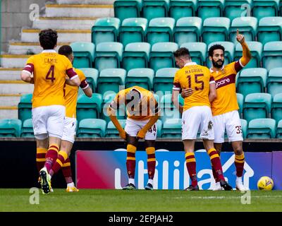 Easter Road, Edinburgh, Großbritannien. Februar 2021, 27th. Schottischer Premiership Fußball, Hibernian gegen Motherwell; Jordan Roberts von Motherwell feiert nach dem Tor zum Eröffnungstreffer für Motherwell in der 25th. Minute für 0-1 Credit: Action Plus Sports/Alamy Live News Stockfoto