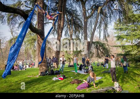 Mailand, Italien. Februar 2021, 27th. Mailand. Sempione Park Menschen genießen den Sommertag nur redaktionelle Verwendung Kredit: Unabhängige Fotoagentur/Alamy Live Nachrichten Stockfoto