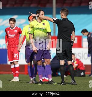 Crawley, Großbritannien. Februar 2021, 27th. Exeter Tom Parkes wird während EFL Sky Bet League zwei Spiel zwischen Crawley Town und Exeter City im Peoples Pension Stadium in Crawley geschickt. Kredit: James Boardman/Alamy Live Nachrichten Stockfoto