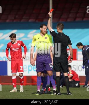 Crawley, Großbritannien. Februar 2021, 27th. Exeter Tom Parkes wird während EFL Sky Bet League zwei Spiel zwischen Crawley Town und Exeter City im Peoples Pension Stadium in Crawley geschickt. Kredit: James Boardman/Alamy Live Nachrichten Stockfoto