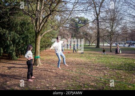 Mailand, Italien. Februar 2021, 27th. Mailand. Sempione Park Menschen genießen den Sommertag nur redaktionelle Verwendung Kredit: Unabhängige Fotoagentur/Alamy Live Nachrichten Stockfoto