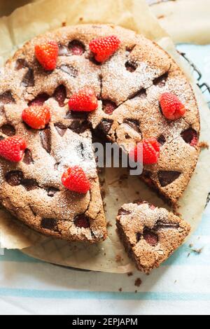 Schokoladenherbe mit Mandelmehl, dunkler Schokolade und Himbeeren Stockfoto
