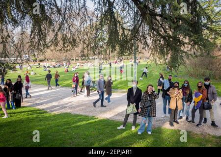 Mailand, Italien. Februar 2021, 27th. Mailand. Sempione Park Menschen genießen den Sommertag nur redaktionelle Verwendung Kredit: Unabhängige Fotoagentur/Alamy Live Nachrichten Stockfoto