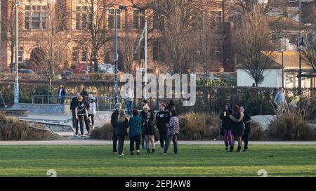 Brighton UK 27th February 2021 - Menschen versammeln sich heute im Level Park im Stadtzentrum von Brighton, da die Sperrungsbeschränkungen in England an einem warmen, sonnigen Nachmittag andauern : Credit Simon Dack / Alamy Live News Stockfoto