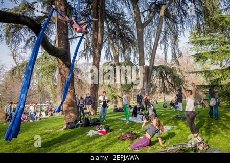 Mailand, Italien. Februar 2021, 27th. Mailand. Sempione Park Menschen genießen den Sommertag nur redaktionelle Verwendung Kredit: Unabhängige Fotoagentur/Alamy Live Nachrichten Stockfoto