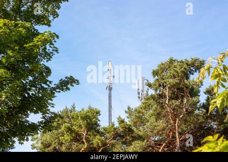 Telekomantenne am blauen Himmel Hintergrund und Copyspace. Netzwerk-Broadcast-Turm Stockfoto