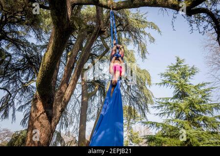 Mailand, Italien. Februar 2021, 27th. Mailand. Sempione Park Menschen genießen den Sommertag nur redaktionelle Verwendung Kredit: Unabhängige Fotoagentur/Alamy Live Nachrichten Stockfoto