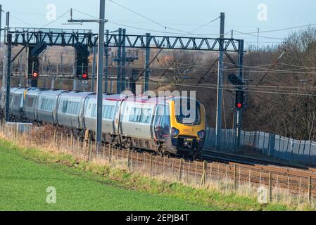 Avanti West Coast Super Voyager in neuem Gewand in Winwick an der West Coast Main Line. Stockfoto