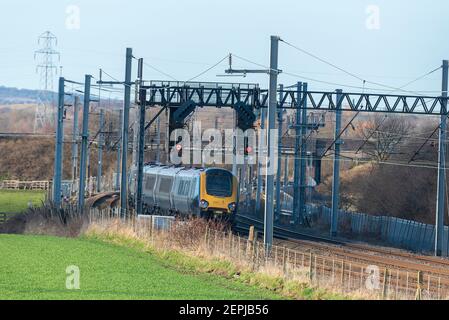 Avanti West Coast Super Voyager in neuem Gewand in Winwick an der West Coast Main Line. Stockfoto