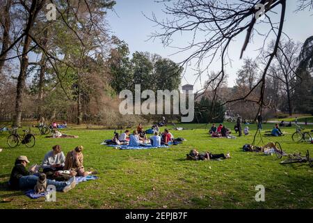 Mailand, Italien. Februar 2021, 27th. Mailand. Sempione Park Menschen genießen den Sommertag nur redaktionelle Verwendung Kredit: Unabhängige Fotoagentur/Alamy Live Nachrichten Stockfoto