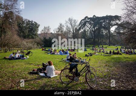 Mailand, Italien. Februar 2021, 27th. Mailand. Sempione Park Menschen genießen den Sommertag nur redaktionelle Verwendung Kredit: Unabhängige Fotoagentur/Alamy Live Nachrichten Stockfoto