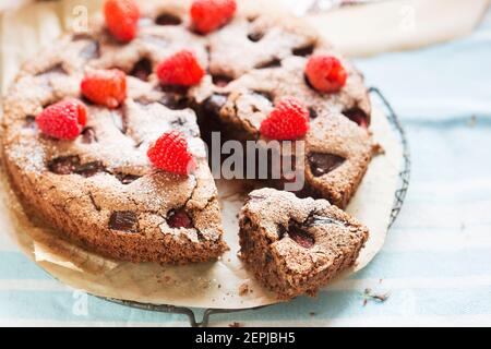 Schokoladenherbe mit Mandelmehl, dunkler Schokolade und Himbeeren Stockfoto