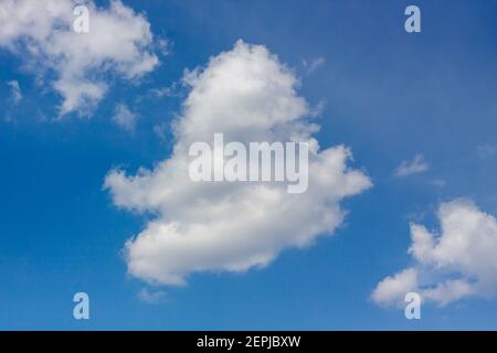 Blauer Himmel mit Wolken Hintergrund mit Wolken Stockfoto