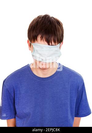 Der junge Mann versteckt sein Gesicht mit einer isolierten Grippemaske Auf dem weißen Hintergrund Stockfoto
