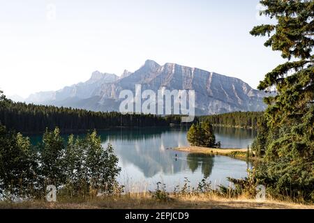 Panoramasicht auf den Mount Rundle von den Vermilion Lakes, Banff, Alberta, Canadian Rocky Mountains. Stockfoto