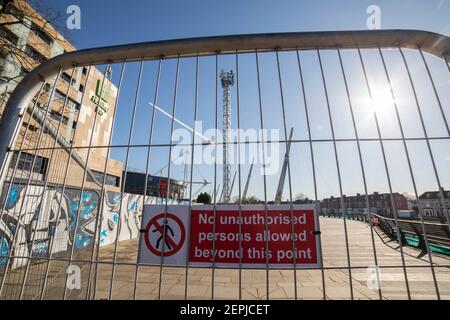 Cardiff, Wales, Großbritannien. Januar 2021, 22nd. Ein No-Access-Schild an einer Barriere zum normalerweise geschäftigen Flussweg vor dem hinter-geschlossenen sechs Nationen Rugby-Spiel in Cardiff zwischen Wales und England. Kredit: Mark Hawkins/Alamy Live Nachrichten Stockfoto