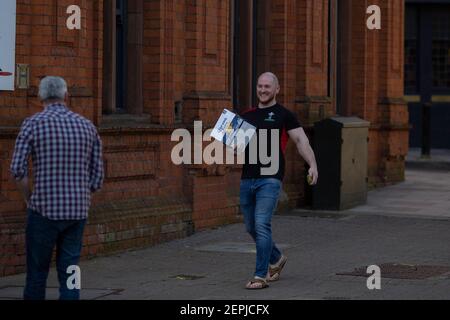 Cardiff, Wales, Großbritannien. Januar 2021, 22nd. Ein walisischer Rugby-Fan kehrt mit einer Schachtel Corona Bier in seine Wohnung zurück, bevor er das sechs Nationen Rugby-Spiel hinter verschlossenen Türen in Cardiff zwischen Wales und England vorführt. Kredit: Mark Hawkins/Alamy Live Nachrichten Stockfoto