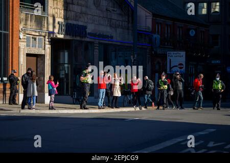 Cardiff, Wales, Großbritannien. Januar 2021, 22nd. Die Leute fotografieren und Filmen die Trainer des Wales-Teams, die für das sechs Nationen Rugby-Spiel hinter verschlossenen Türen in Cardiff zwischen Wales und England ankommen. Kredit: Mark Hawkins/Alamy Live Nachrichten Stockfoto