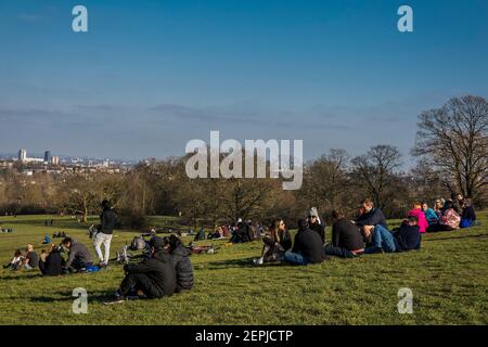 London, Großbritannien. Februar 2021, 27th. Das schöne Wetter in Hampstead ermutigt die Menschen, sich im Freien zu treffen. Es ist ziemlich voll, trotz Lockdown 3, wie die Menschen frische Luft und Bewegung suchen. Kredit: Guy Bell/Alamy Live Nachrichten Stockfoto