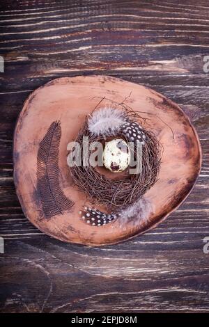 Wachteleier in einem Nest auf Keramikplatte, Draufsicht Stockfoto