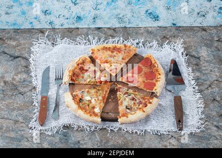 Appetitliche Pizzascheiben. Verschiedene Arten von Pizza Scheiben Stockfoto