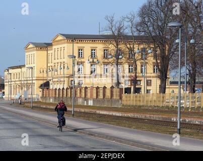 Wittenberge, Deutschland. Februar 2021, 25th. Das Empfangsgebäude des Bahnhofs wurde 1846 erbaut. Das klassizistische Gebäude an der Linie Berlin - Hamburg ist heute etwa einen Kilometer vom Stadtzentrum entfernt. Quelle: Soeren Stache/dpa-Zentralbild/ZB/dpa/Alamy Live News Stockfoto