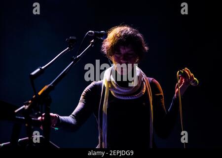 Merrill Garbus von Tune-Yards spielt live auf der Bühne im Roundhouse, Camden Town - London. Bilddatum: Dienstag, 20th. März 2018. Bildnachweis sollte lauten: David Jensen Stockfoto