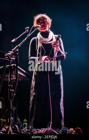 Merrill Garbus von Tune-Yards spielt live auf der Bühne im Roundhouse, Camden Town - London. Bilddatum: Dienstag, 20th. März 2018. Bildnachweis sollte lauten: David Jensen Stockfoto