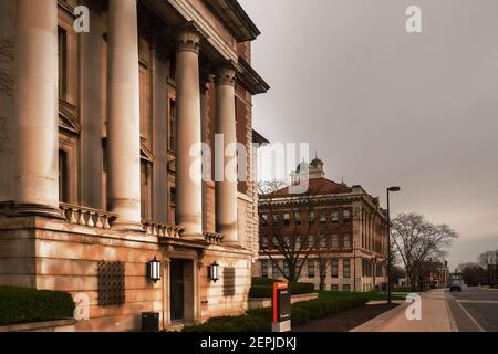 Slocum Hall und Blick auf den College Place auf dem Campus der Syracuse University in Syracuse, New York Stockfoto