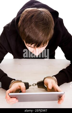 Junger Mann in Handschellen Halten Sie einen Tablet-Computer auf dem Nahaufnahme des Tisches Stockfoto