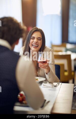 Junges Paar, das sich beim Mittagessen in entspannter Atmosphäre im Restaurant gut erholt. Paar, Liebe, Restaurant, zusammen Stockfoto