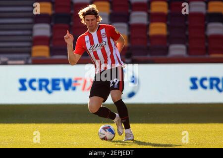 London, Großbritannien. Februar 2021, 27th. Mads Bech Sorensen von Brentford in Aktion während des Spiels. EFL Skybet Championship Match, Brentford gegen Stoke City im Brentford Community Stadium, Brentford in London am Samstag, 27th. Februar 2021. Dieses Bild darf nur für redaktionelle Zwecke verwendet werden. Nur redaktionelle Verwendung, Lizenz für kommerzielle Nutzung erforderlich. Keine Verwendung in Wetten, Spiele oder ein einzelner Club / Liga / Spieler Publikationen. PIC von Steffan Bowen / Andrew Orchard Sport Fotografie / Alamy Live News Kredit: Andrew Orchard Sport Fotografie / Alamy Live News Stockfoto