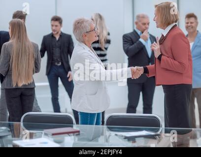 Handschlag von zwei Geschäftsfrauen, die einen Deal abschließen Stockfoto